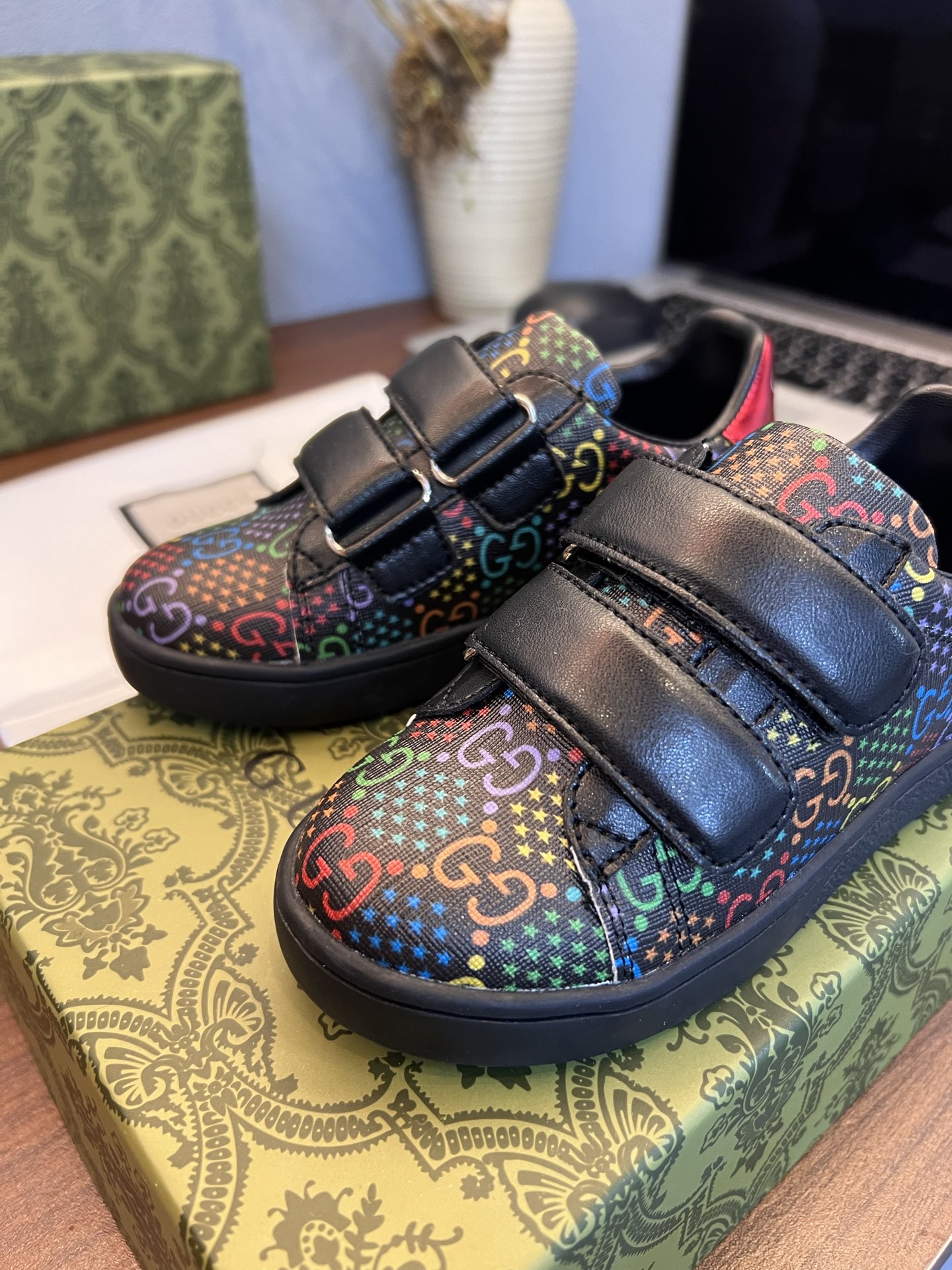 Children's shoes child
